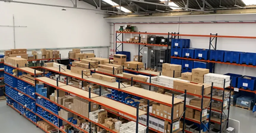 Almacén de Energinoba con estanterías de material en stock