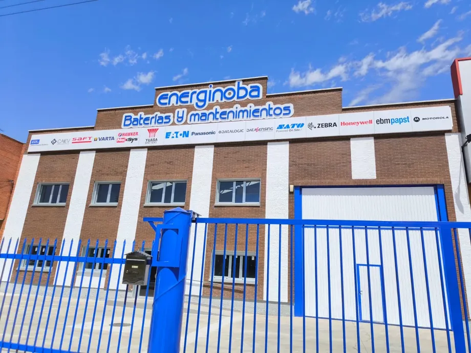Fachada de Energinoba Baterías y Mantenimientos en el Polígono San Cristóbal (Valladolid)