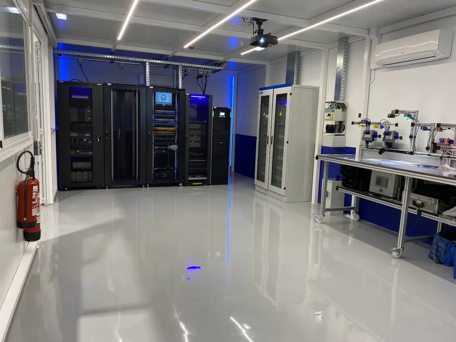 Sala de demostraciones con armarios rack, SAIs y equipos de visión artificial